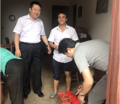 15598115825725599 情系穷困户 粽香暖民气——资阳城投集团发展端午节前走访慰问活动